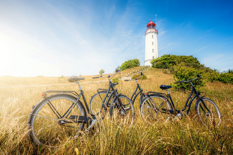 Fertighaus in MV Feld in Mecklenburg Vorpommern mit Fahrrädern vor einem Leuchtturm