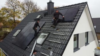 PV-Anlage wird von Fri.energy auf ein Scanhaus montiert.