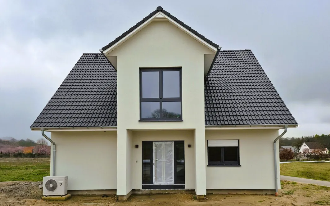 Referenzhaus SH 158 - Var. A mit Sonderanpassung Frontspieß und Hauseingang