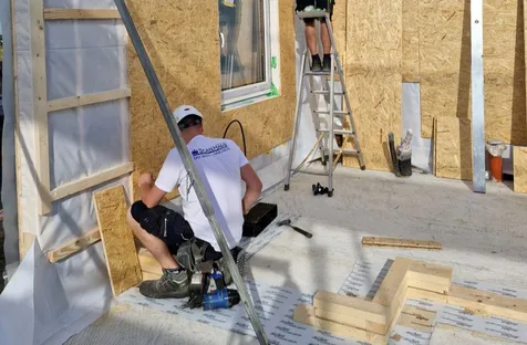 Stellteam beim Stelltag auf der Baustelle