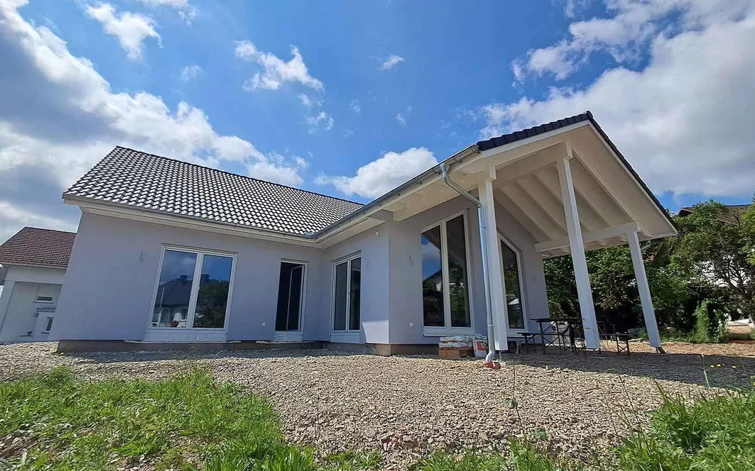 Fertighaus Winkelbungalow SH 136 WB Var. D2 mit überdachtem Freisitz