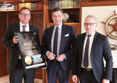 Verleihung der Urkunden an Firmenchef Friedemann Kunz (m)