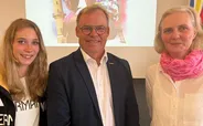 Lindy Ave mit Bronzemedaille im 400-Meter-Lauf mit Trainerin Heike Kemmler-Westphal und Hansjörg Kunze