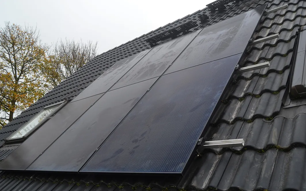 PV-Anlage wird von Fri.energy auf ein Scanhaus montiert.