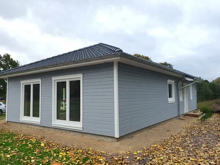 Fertighaus Bungalow SH 122 WB - Var. B mit grauer Holzfassade