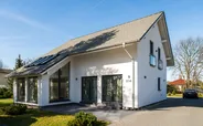 Fertighaus 1,5-Geschosser SH 142 D mit abgeschleppten Wintergarten