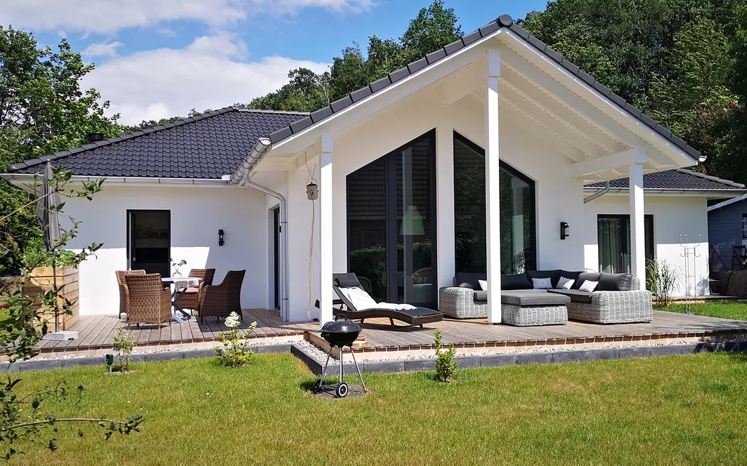 Fertighaus Winkelbungalow SH 136 WB - VAR. D2 mit überdachtem Freisitz