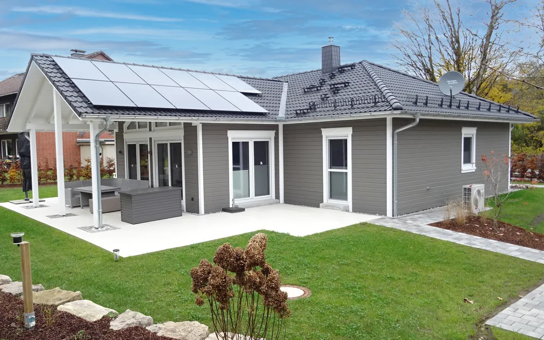 Fertighaus Winkelbungalow SH 136 WB - VAR. D2 mit überdachtem Freisitz