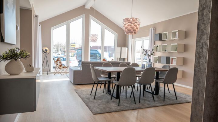 Musterhaus Greifswald ScanHaus 136 Variante D2 Winkelbungalow Wohnzimmer mit Kathedraldecke