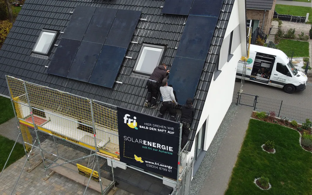 PV-Anlage wird von Fri.energy auf ein Scanhaus montiert.