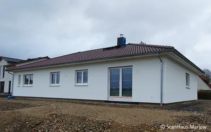 Fertighaus Bungalow SH 128 B | Betondachstein weinrot