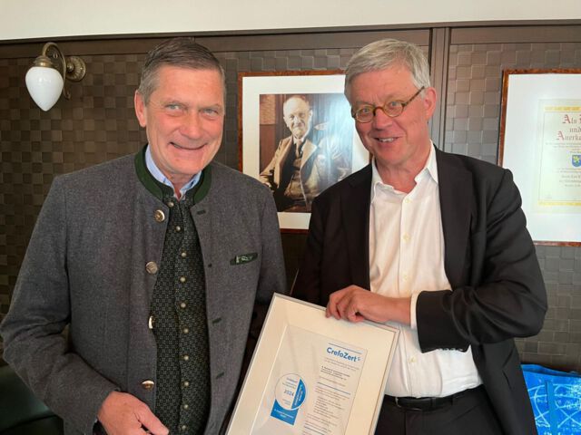 CrefoZert-Übergabe von Herrn von der Decken an Herrn Kunz von ScanHaus Marlow