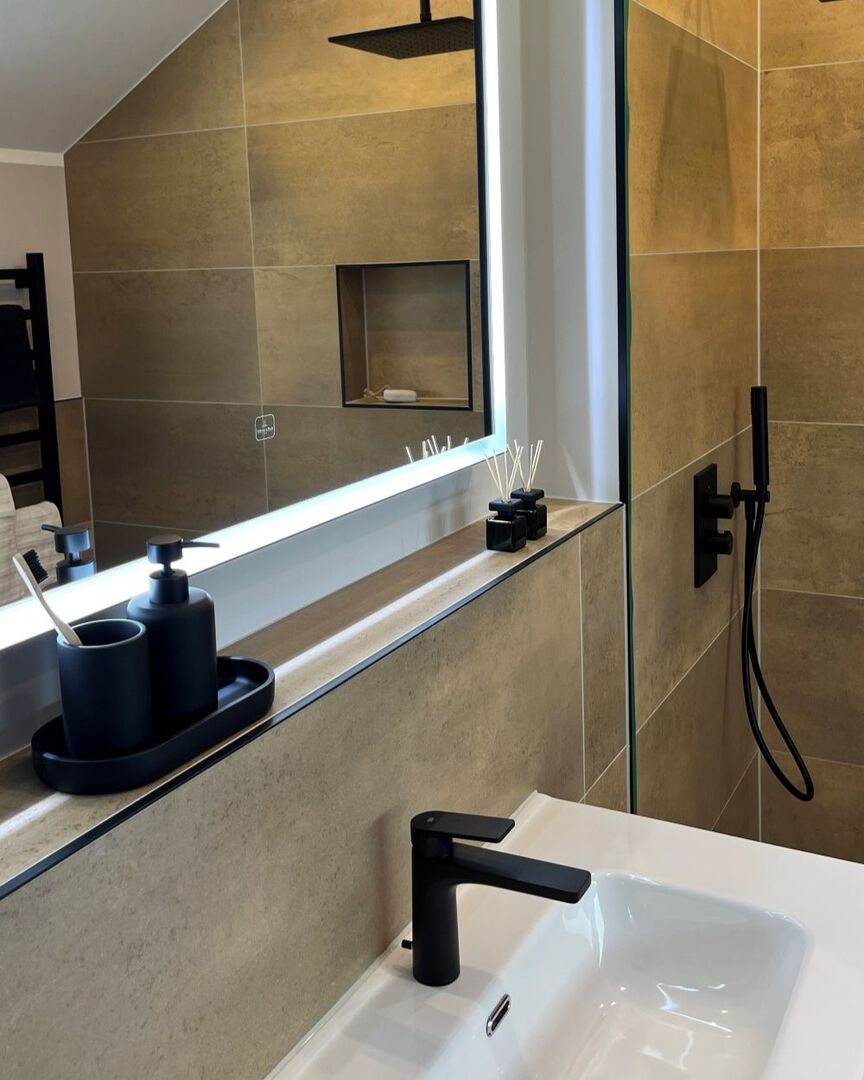 badezimmer-mit-schwarzen-armaturen