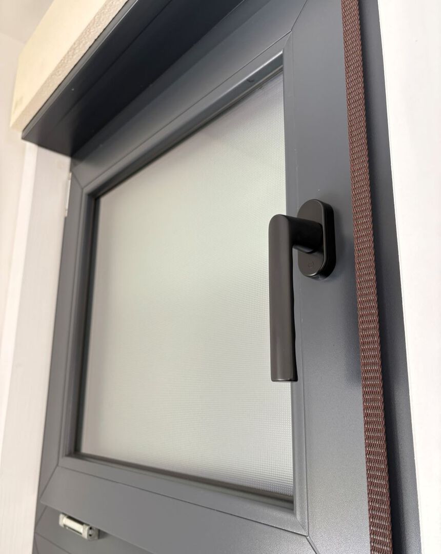 schwarzes-fenster-mit-schwarzen-fenstergriff