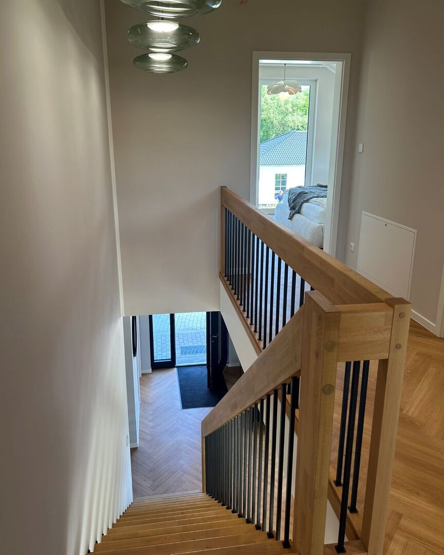 treppe-mit-schwarzen-edelstrahlsprossen